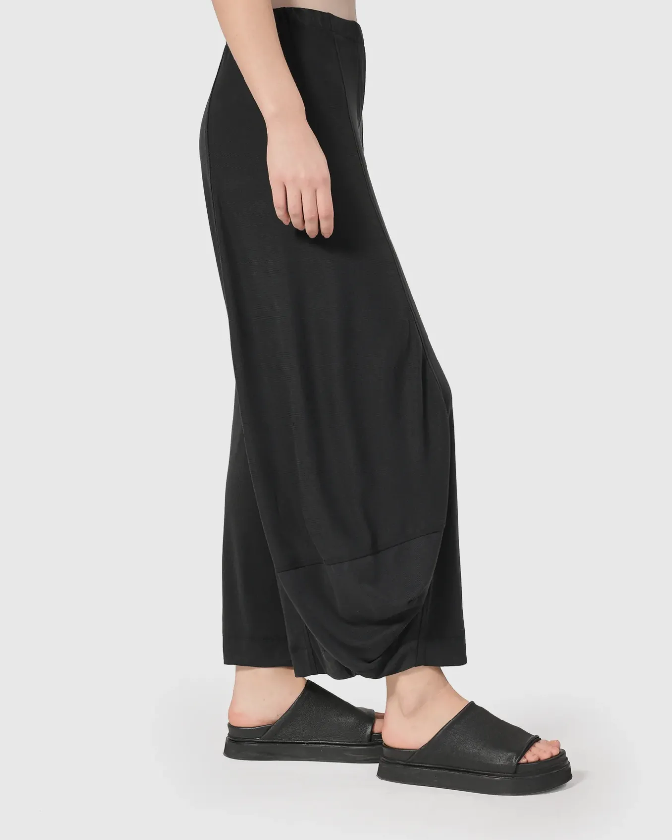 Alembika. Essential Go-To Punto Pants In Grey.